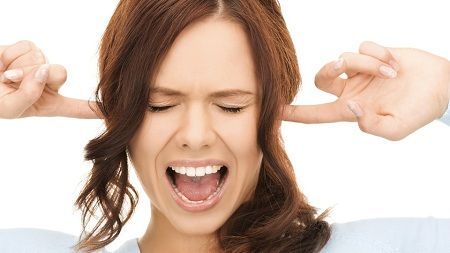 В ушах слышу шум от движения крови